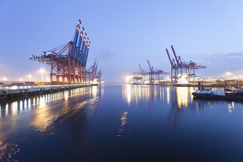 Deutschland, Hamburg, Burchardkai, Blick auf Containerschiff im